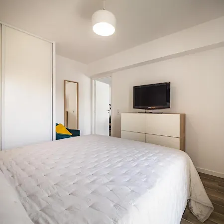 Apartment 4* Au Coeur De St-jean-de-luz Avec Terrasse Et Parking, A 5 Min De La - Fr-1-239-522