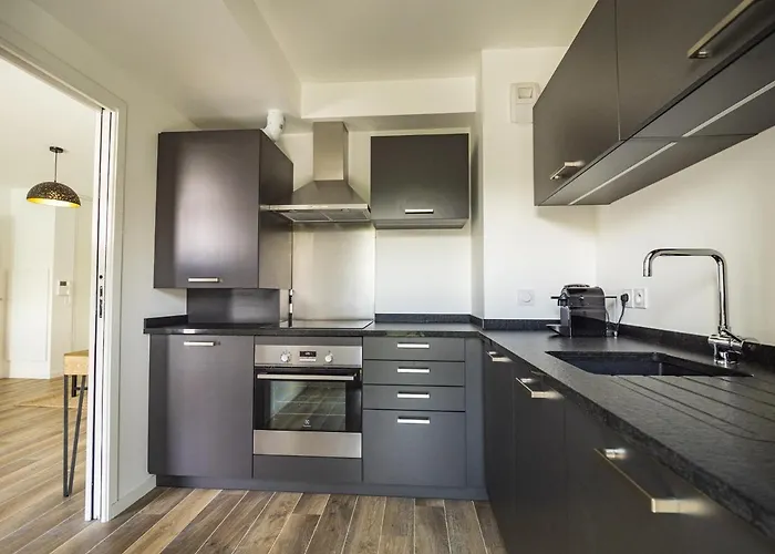 4* Au Coeur De St-jean-de-luz Avec Terrasse Et Parking, A 5 Min De La - Fr-1-239-522 *