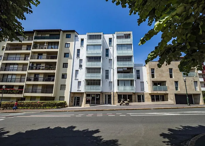 4* Au Coeur De St-jean-de-luz Avec Terrasse Et Parking, A 5 Min De La - Fr-1-239-522 *